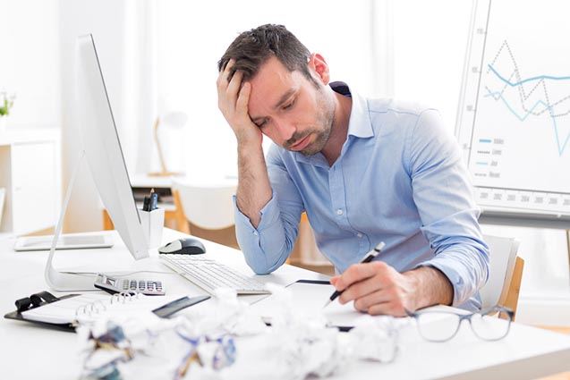 homme au travail burnt out professionnel